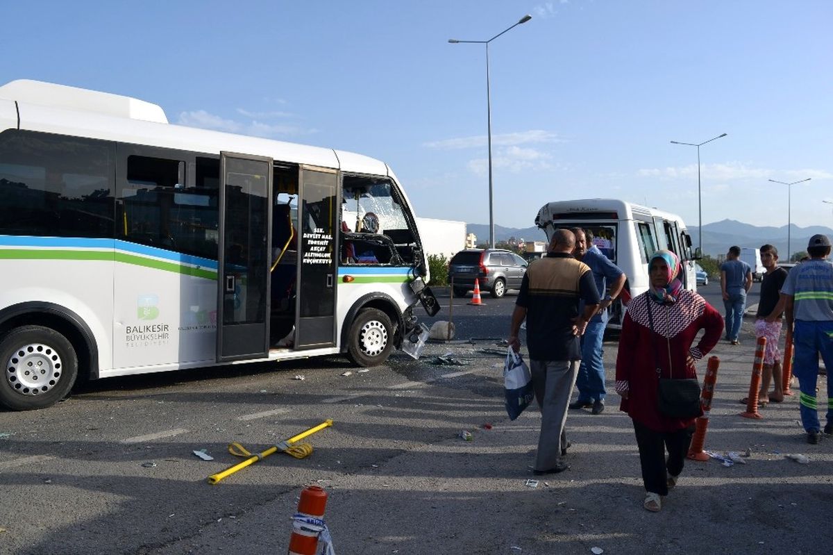 Balıkesir\'de Minibüsler Çarpıştı: 11\'i Öğrenci 21 Kişi Yaralı