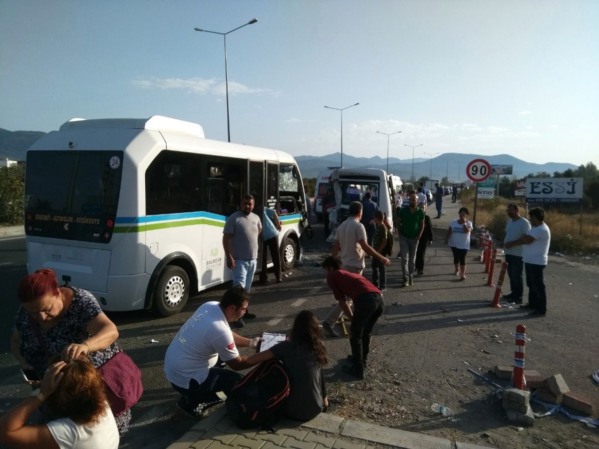 Balıkesir\'de Minibüsler Çarpıştı: 21 Kişi Yaralı