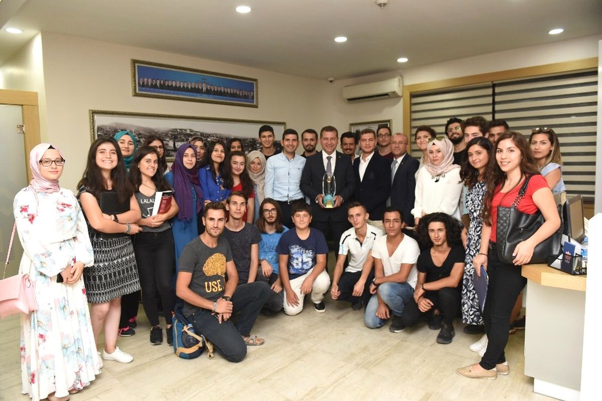 Başkan Yılmaz, Cumhurbaşkanı Erdoğan\'dan Aldığı Ödülü Gençlerle Paylaştı