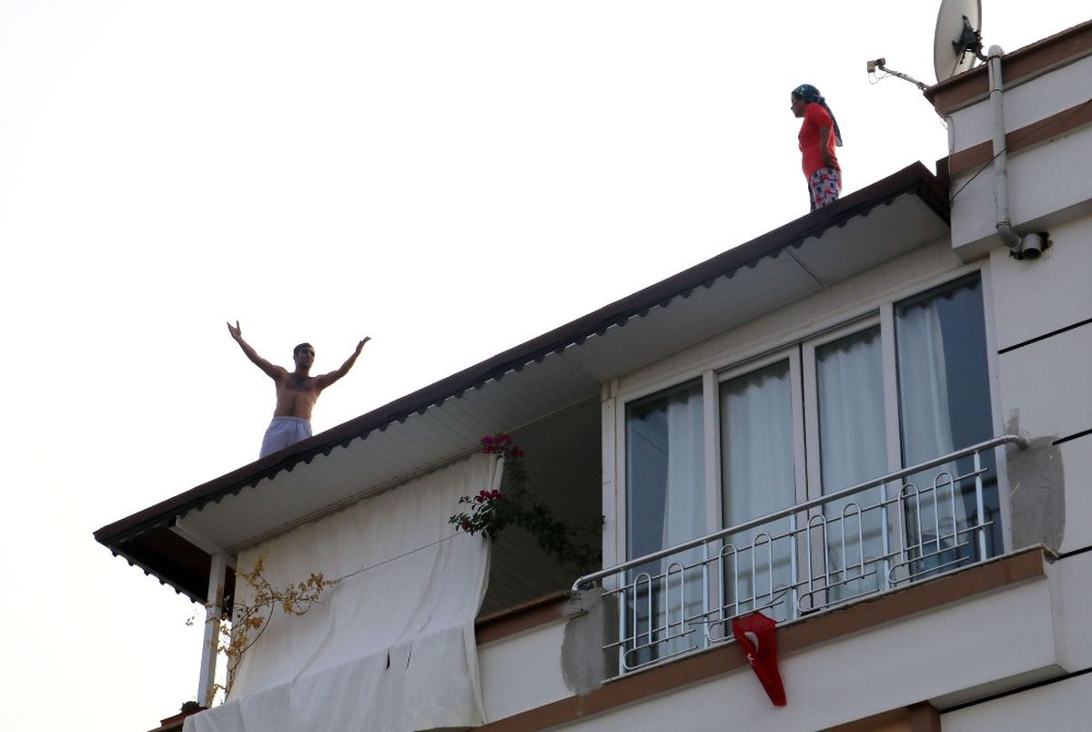 Cezaevi Firarisi Polisleri Görünce Çatıya Çıktı