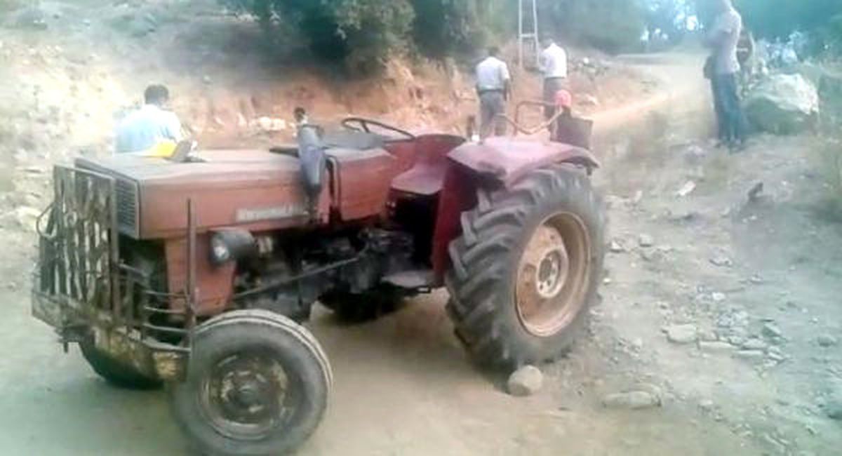 Devrilen Traktörün Sürücüsü Öldü, Kardeşi Yaralandı