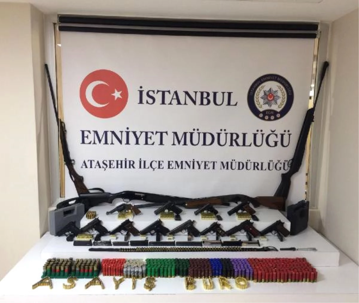 Dha İstanbul - Ataşehir\'de Çiçekçide Silah Ticaretine Polis Baskını