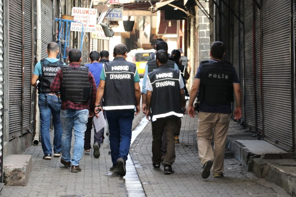 Diyarbakır\'da Hava Destekli Şafak Operasyonu: 10 Gözaltı