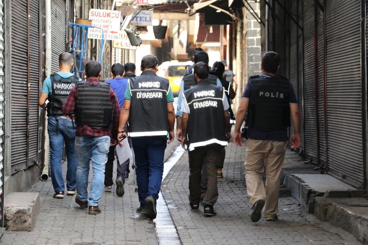Diyarbakır\'da Hava Destekli Şafak Operasyonu: 10 Gözaltı