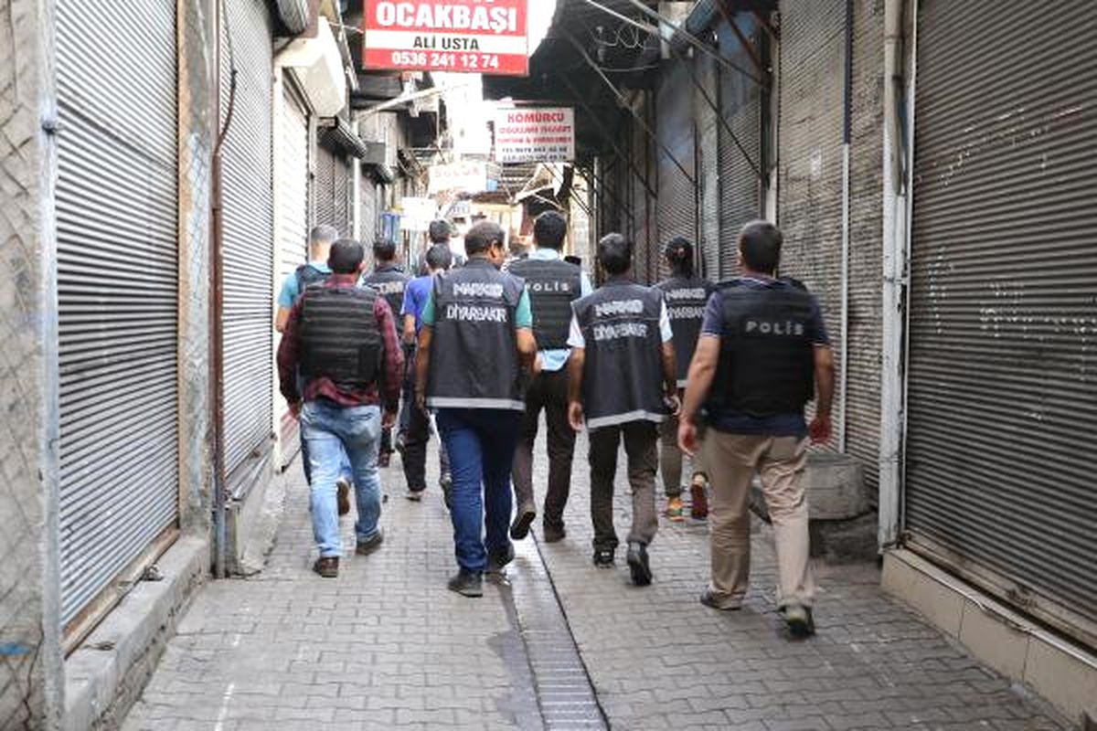 Diyarbakır\'da Helikopter Destekli Uyuşturucu Operasyonu: 10 Gözaltı