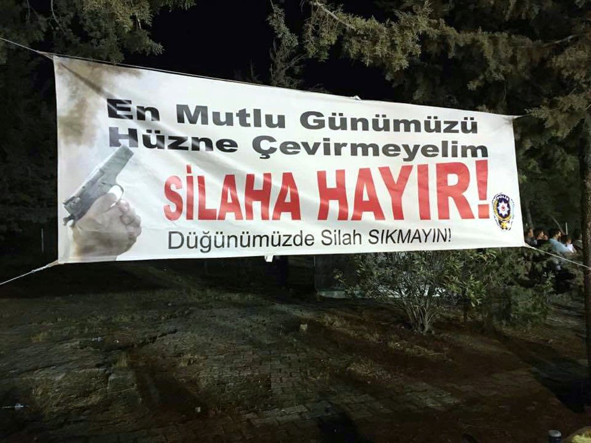 Düğünde Magandalara Pankartlı Mesaj