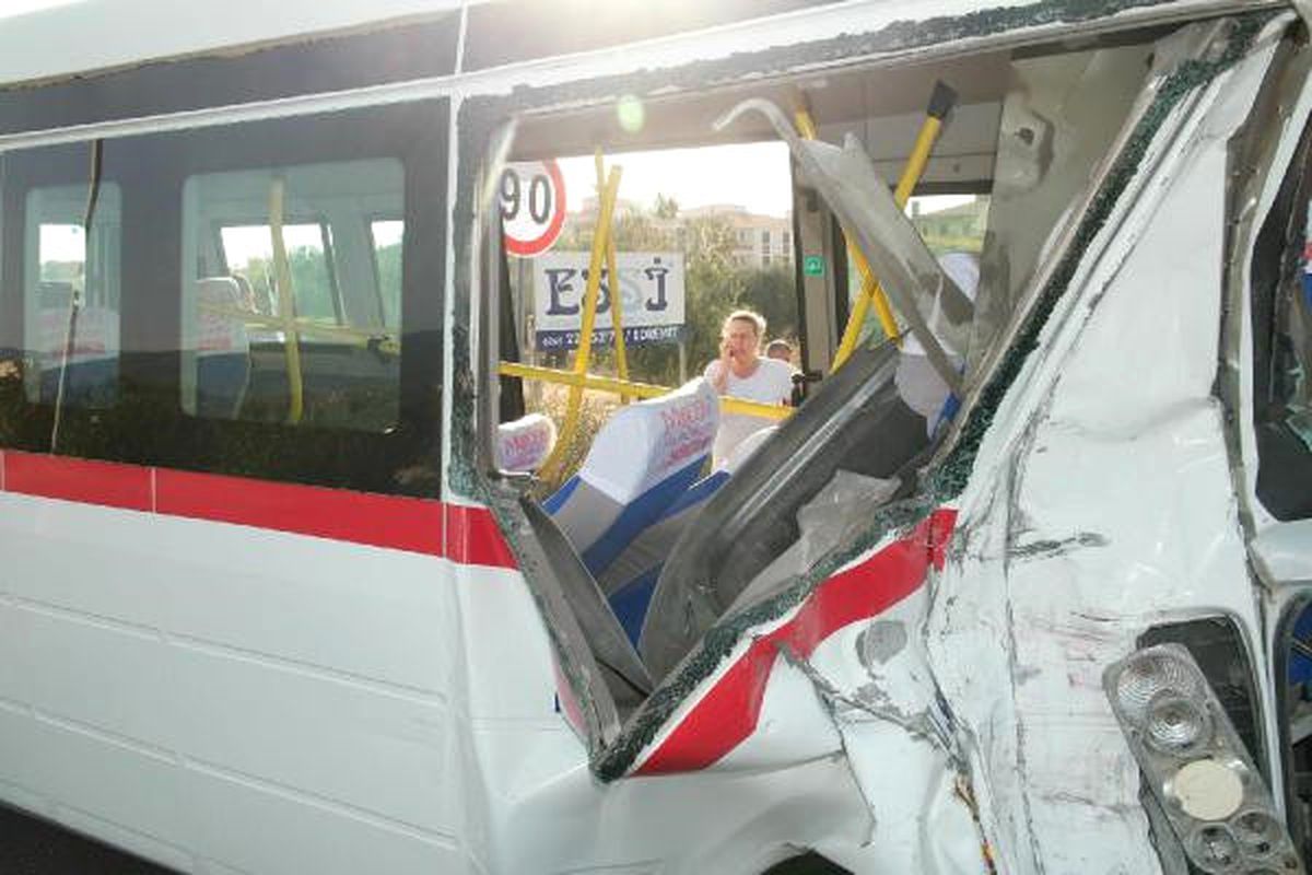 Edremit\'te İki Minibüs Çarpıştı: 41 Yaralı