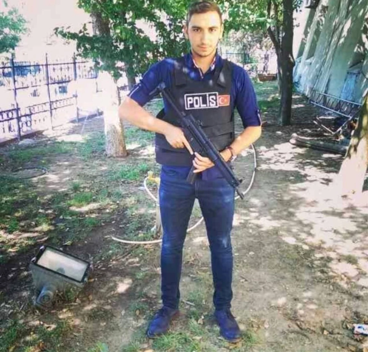 Gaziosmanpaşa\'da Silahlı Saldırıya Uğrayan Polis Memuru Şehit Oldu