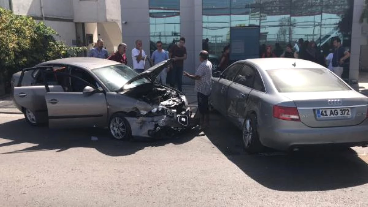 İzmit\'te Trafik Kazası: 3 Yaralı