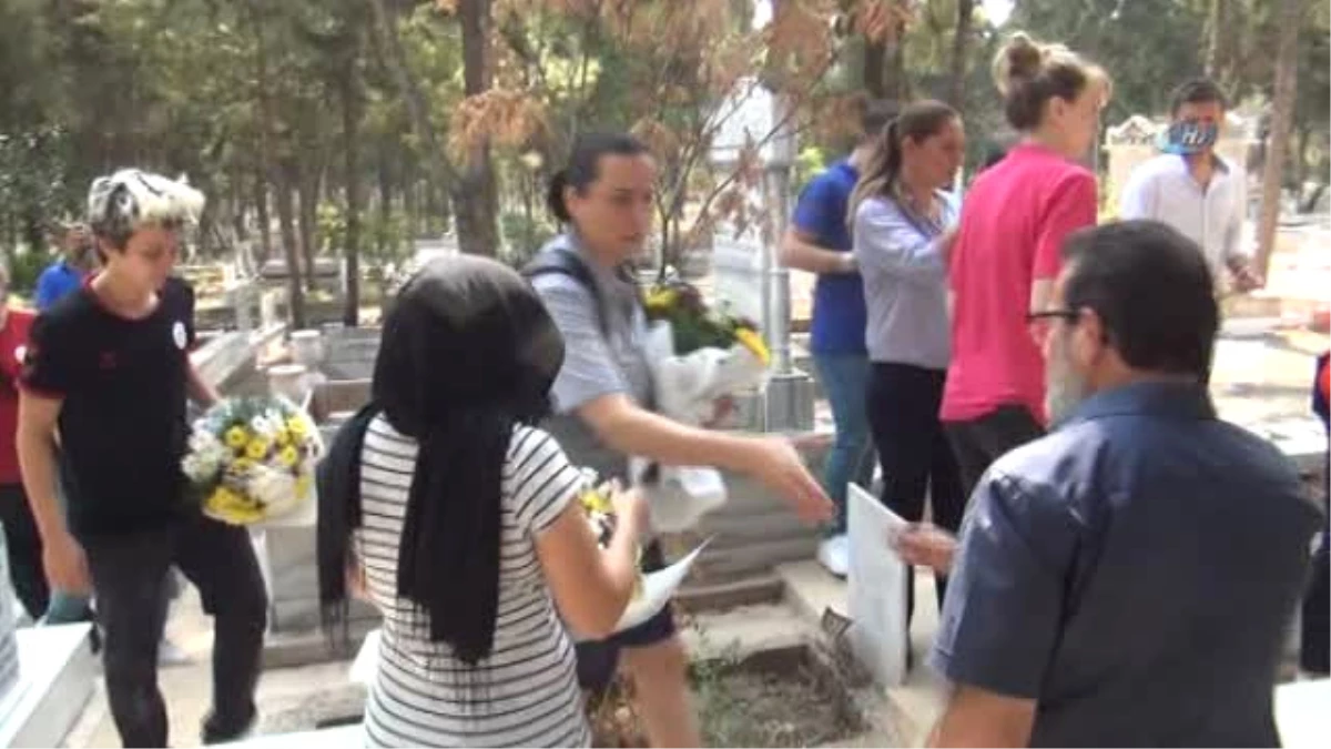 Kadın Basketbolcular Özgecan\'ın Mezarını Ziyaret Etti