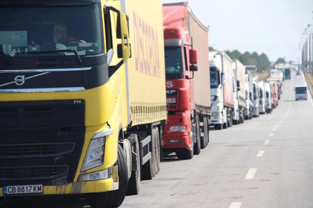 Kapıkule\'de 9 Kilometrelik Tır Kuyruğu