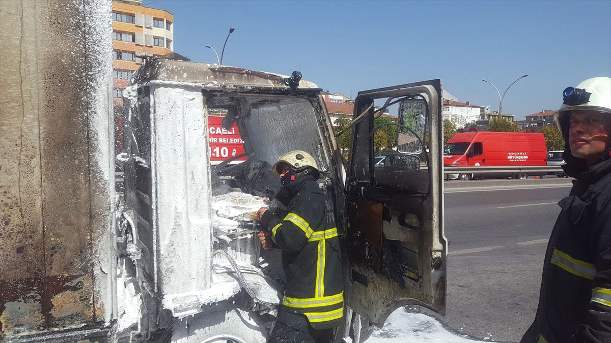 Kocaeli\'de Kamyon Yangını