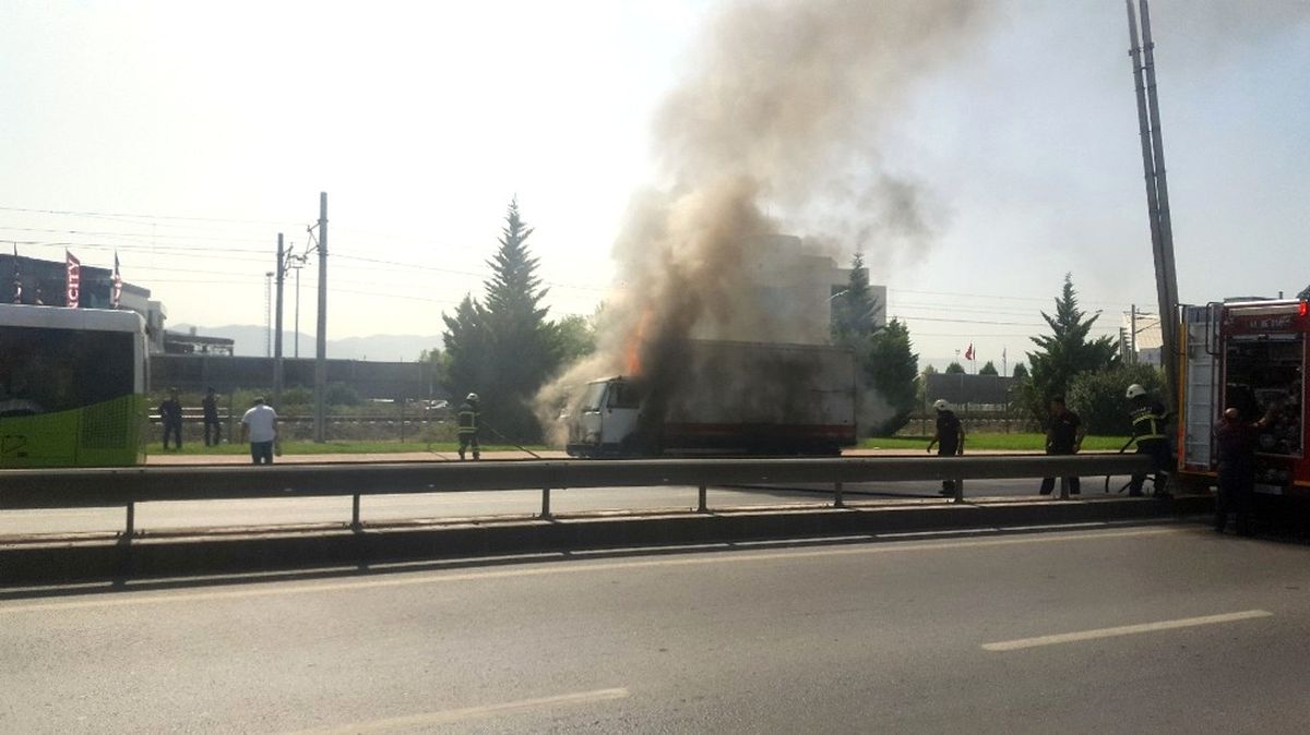 Kolonya Yüklü Kamyon Alev Alev Yandı