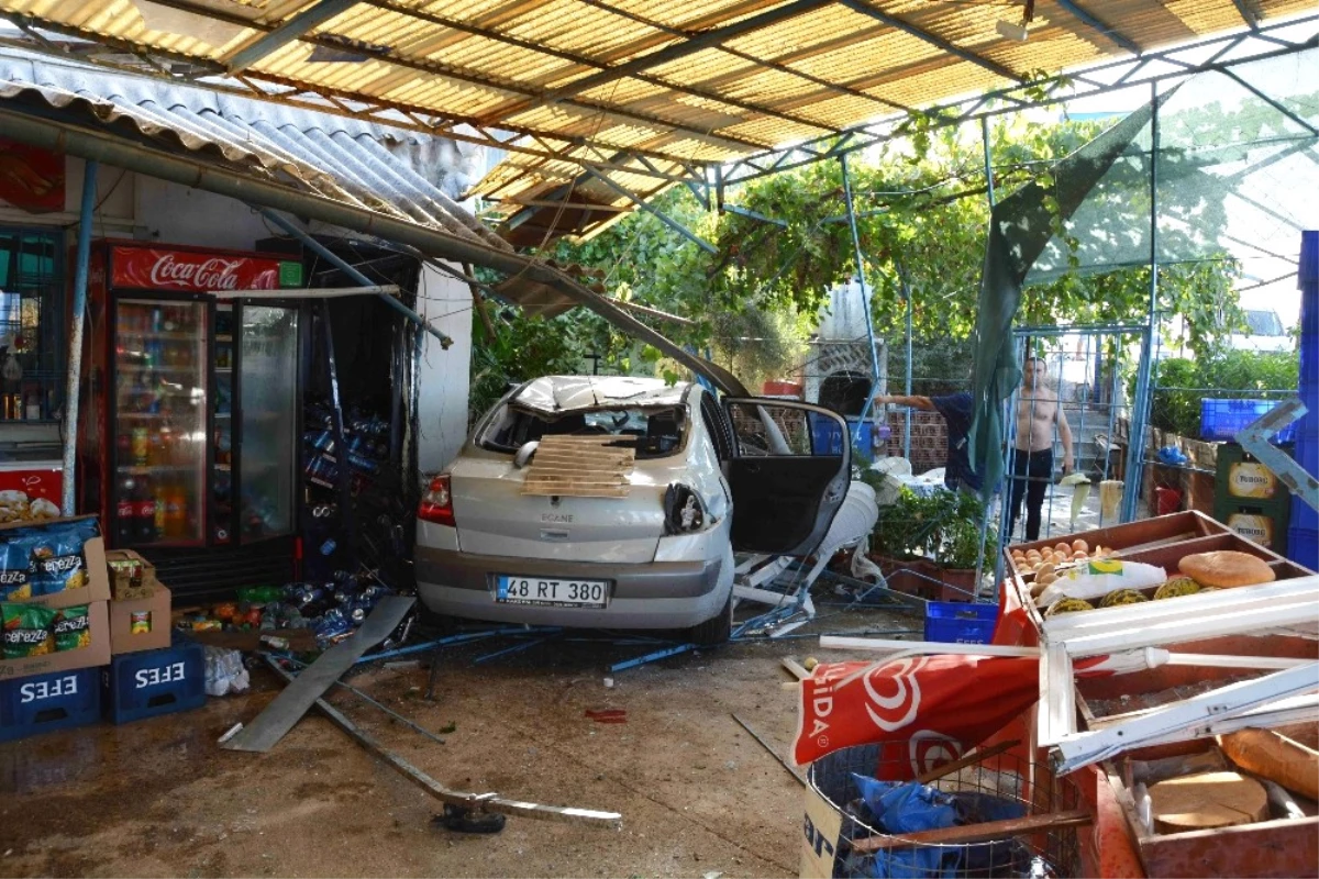 Kontrolden Çıkan Otomobil Motosiklet ve Kaldırımdaki Öğrenciye Çarparak Markete Girdi