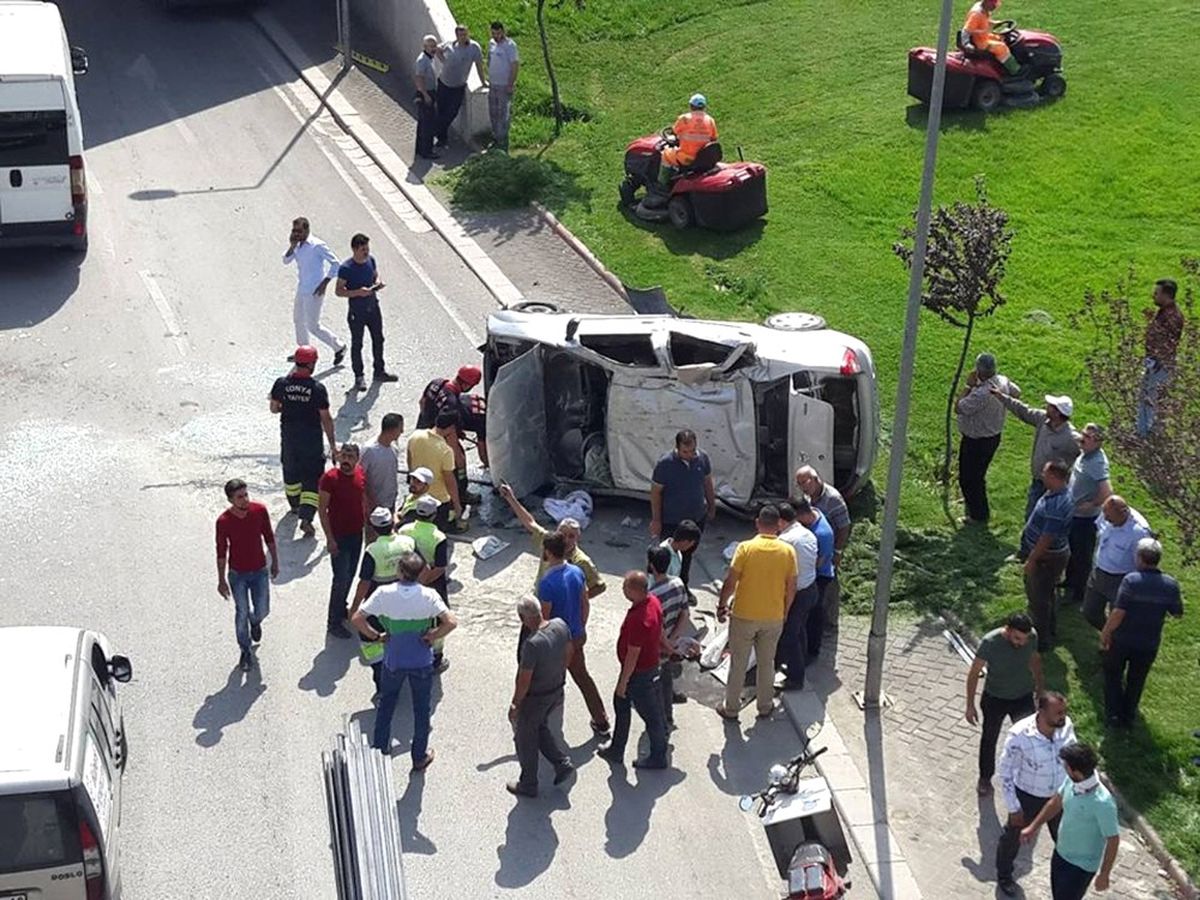Konya\'da Otomobil Üst Geçitten Uçtu: 1 Yaralı