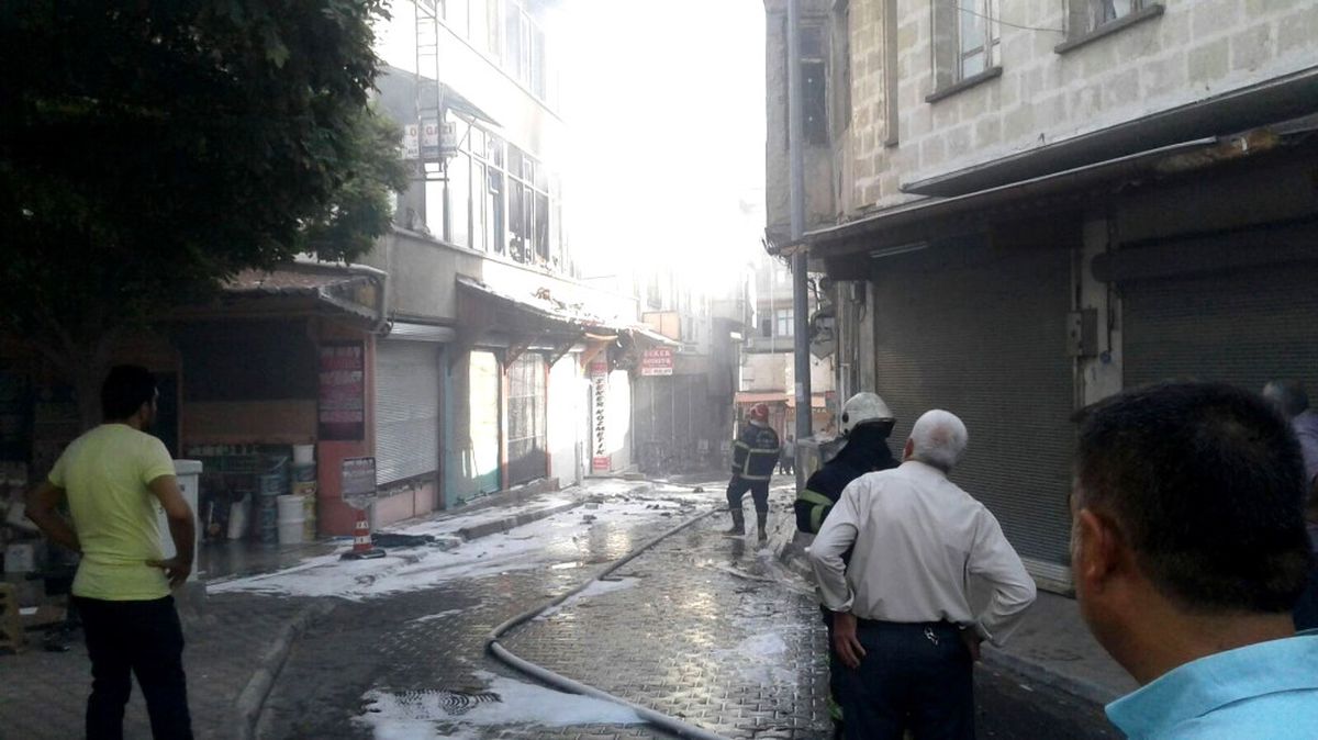 Kozmetikçide Çıkan Yangın 6 Dükkanı Yaktı