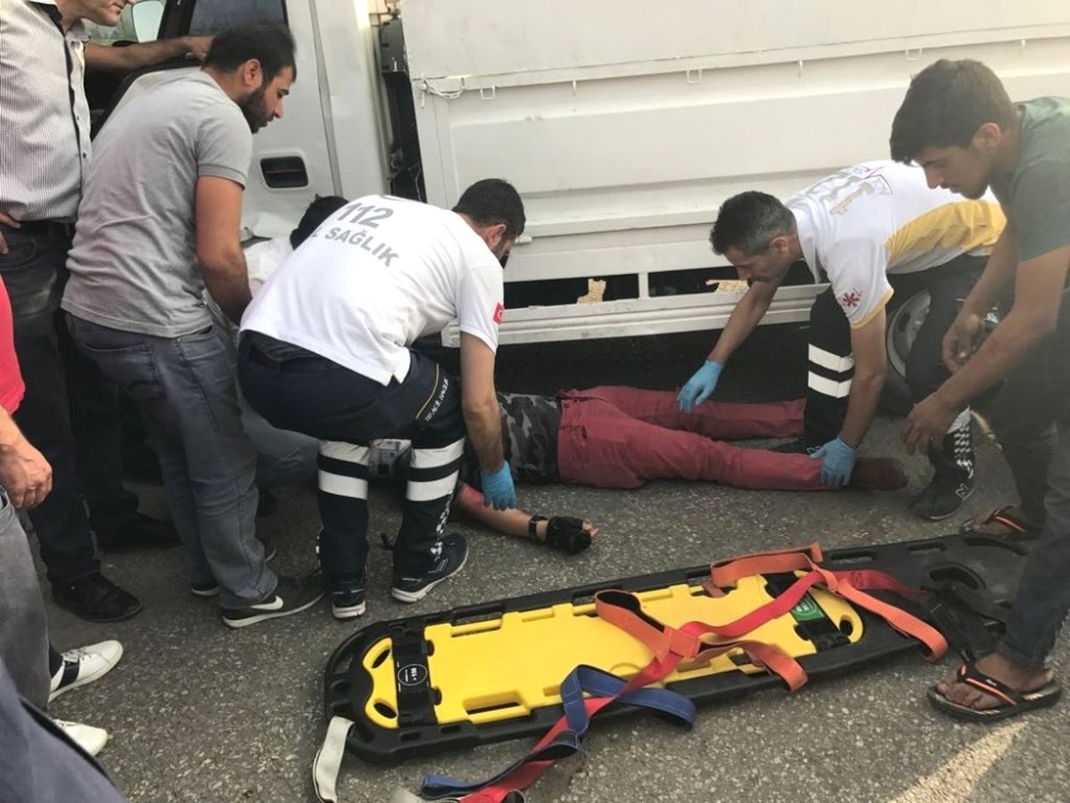 Motosikletli Genci Kaskı Kurtardı