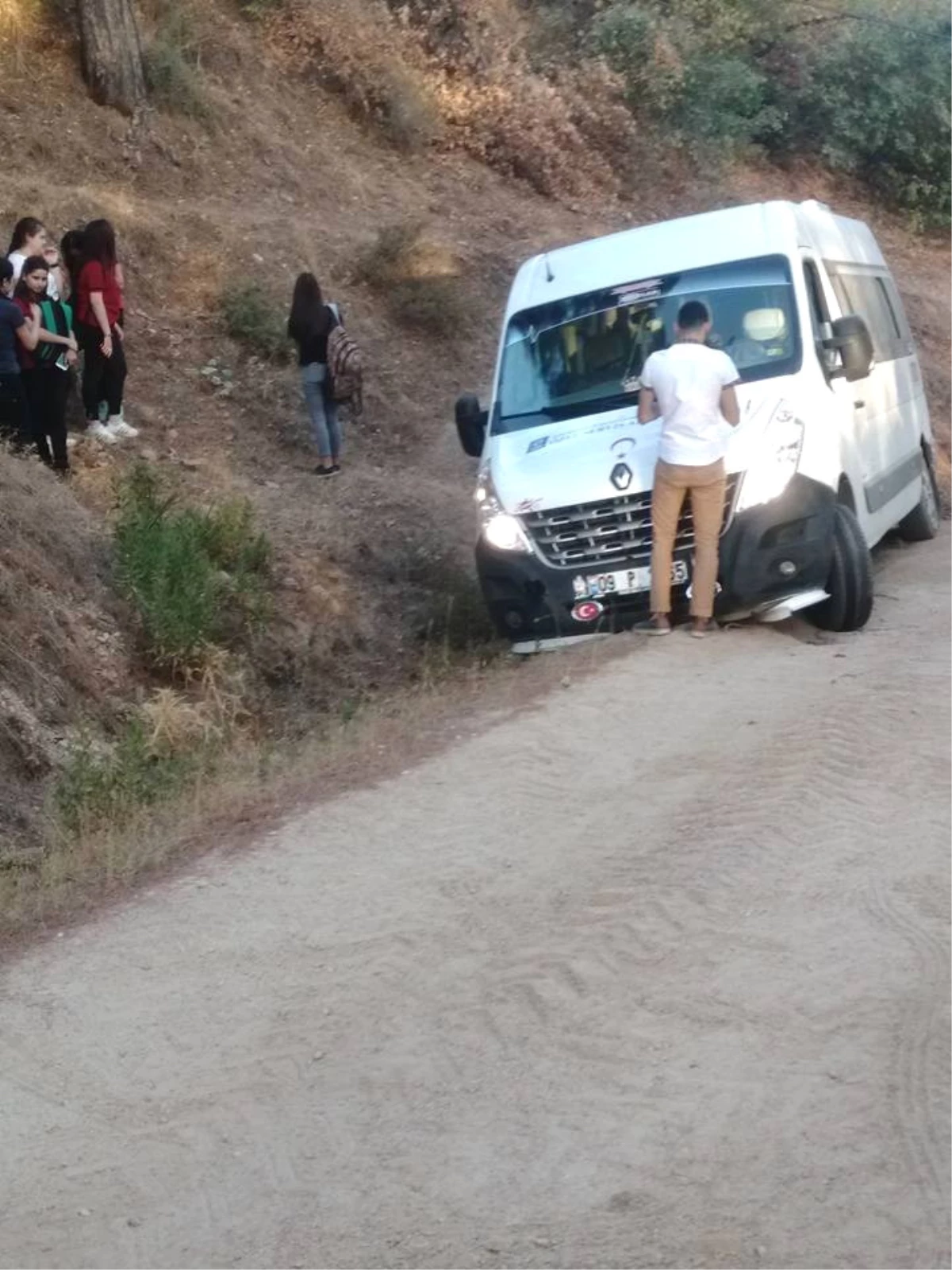 Öğrencilerin Aklına Uyan Servis Şoförü Yolda Kaldı