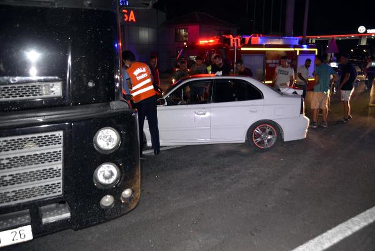 Otomobilin Tır\'a Çarpma Anı Kamerada