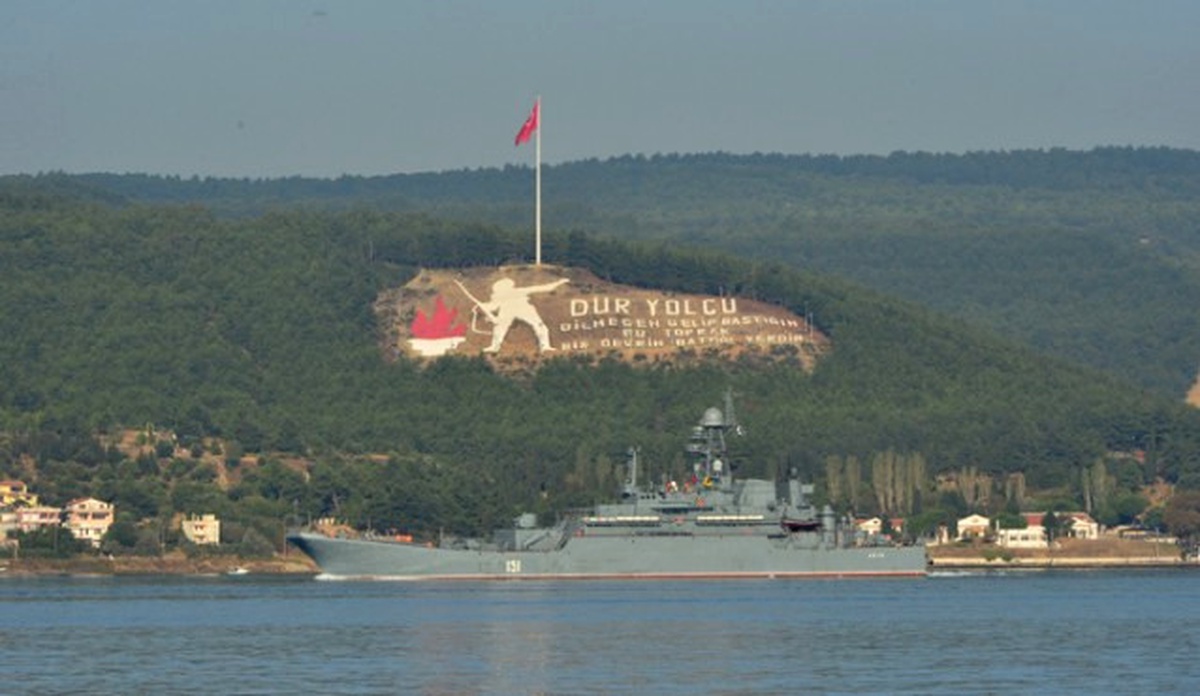Rus Askeri Gemisi Çanakkale Boğazı\'ndan Geçti