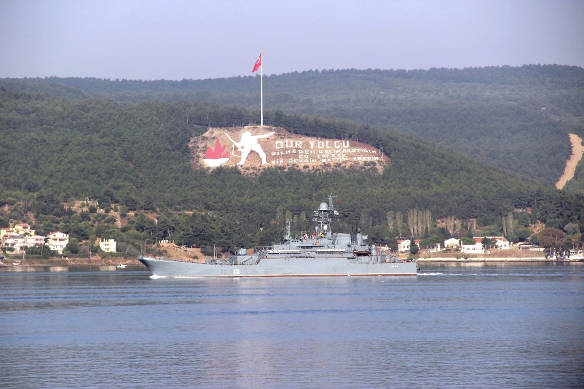 Rus Savaş Gemisi Çanakkale Boğazı\'ndan Geçti