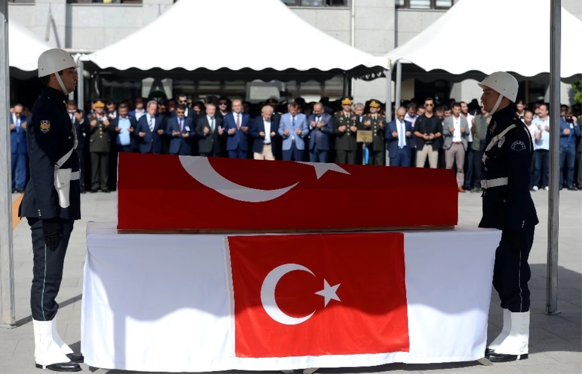 Şehit Polis Aybek İçin İstanbul Emniyet Müdürlüğü\'nde Tören Düzenlendi