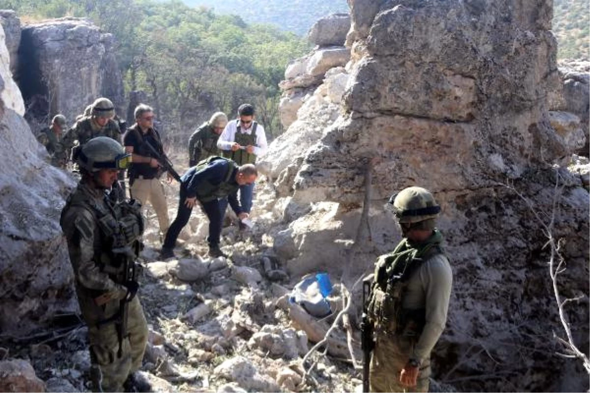 12 PKK\'lının Öldürüldüğü Bölgede İnceleme Yapan Vali Şaştı Kaldı: Karargah Gibi