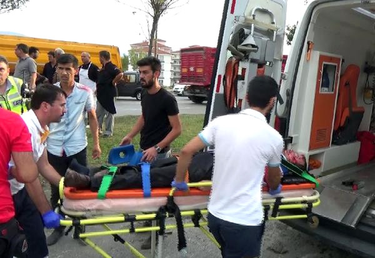 Yolun Karşısına Geçerken Kamyonun Çarptığı Kişi, Yaralandı