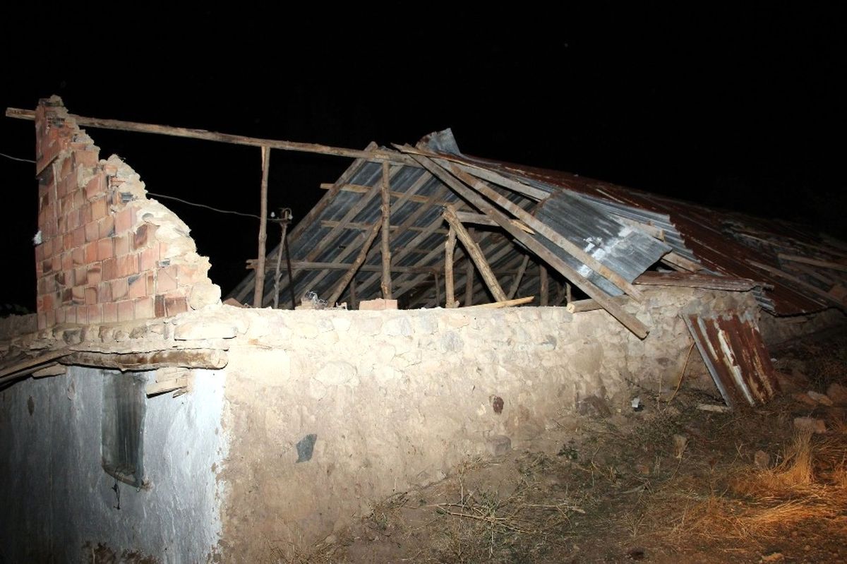 Yozgat\'ta Hortum Evlerin Çatılarını Uçurdu