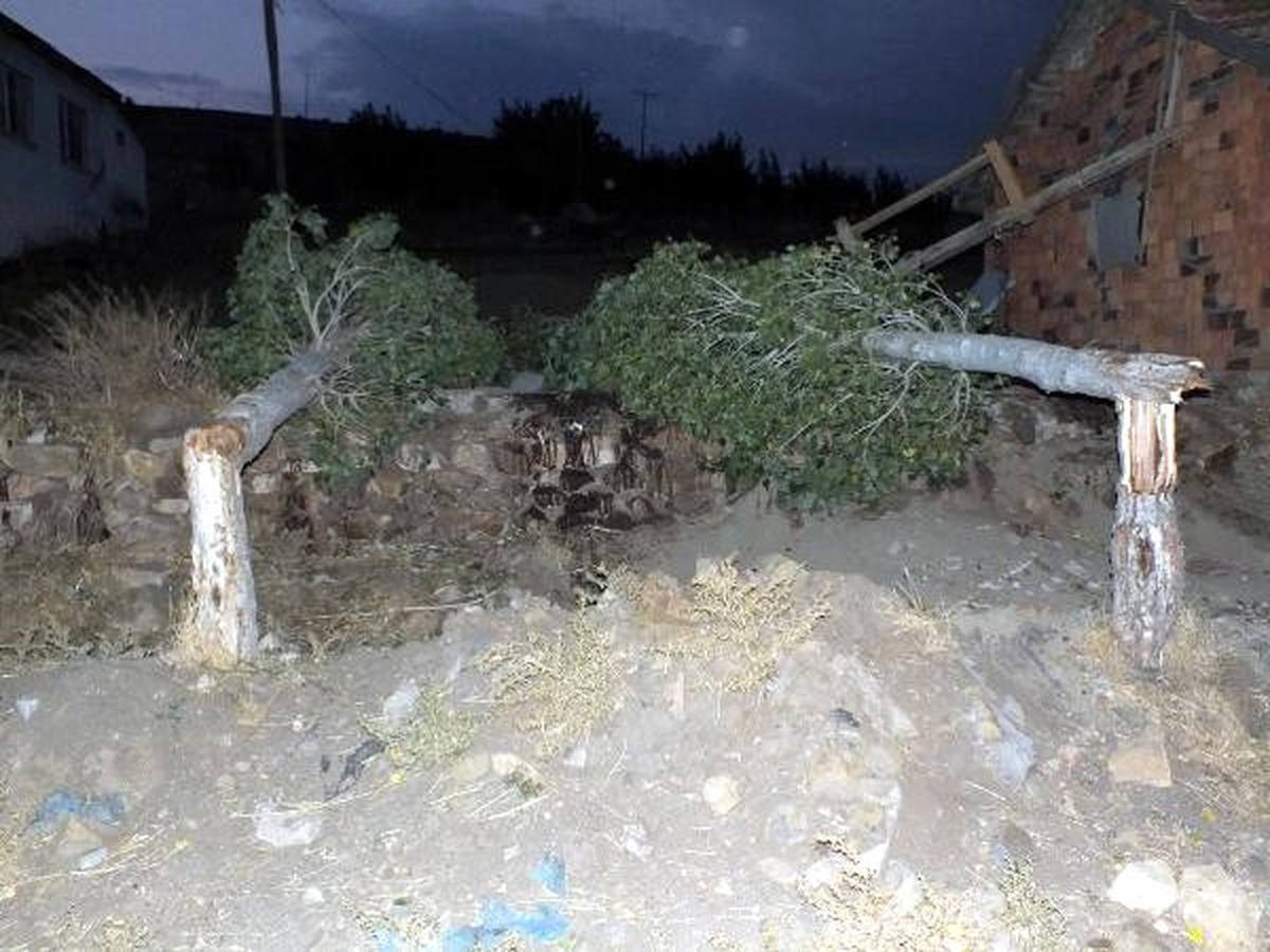 Yozgat\'ta Şiddetli Rüzgar Çatıları Uçurdu, Ağaçları Kökünden Söktü
