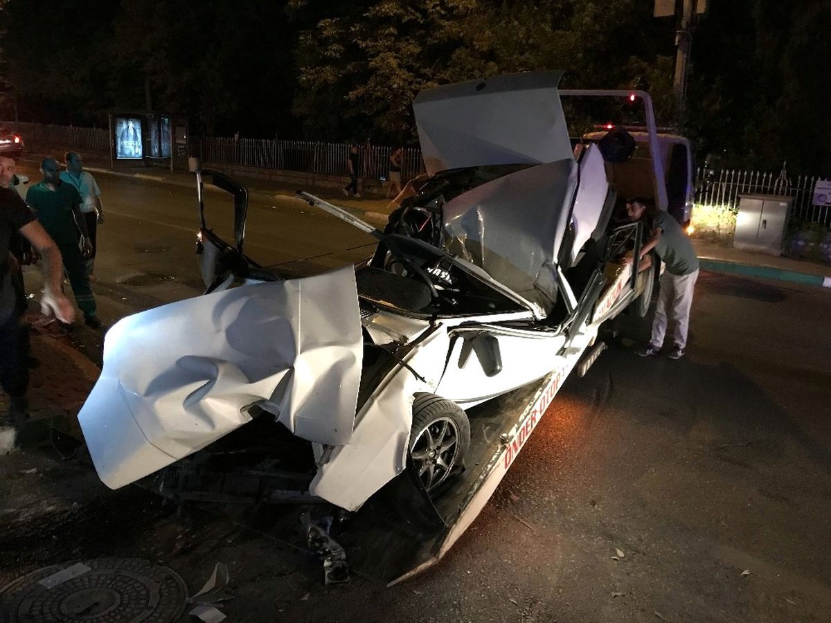 Aşırı Hız Yaptı, Çarptığı Duvarda Araç Paramparça Oldu, 2 Kişi Yaralandı
