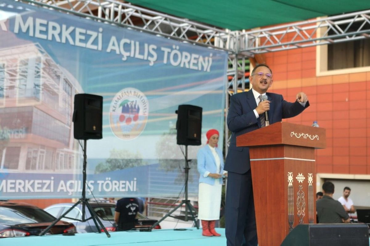 Bakan Özhaseki\'nden İzmir\'e \'Acemilerin Elindeki Kumaş\' Benzetmesi