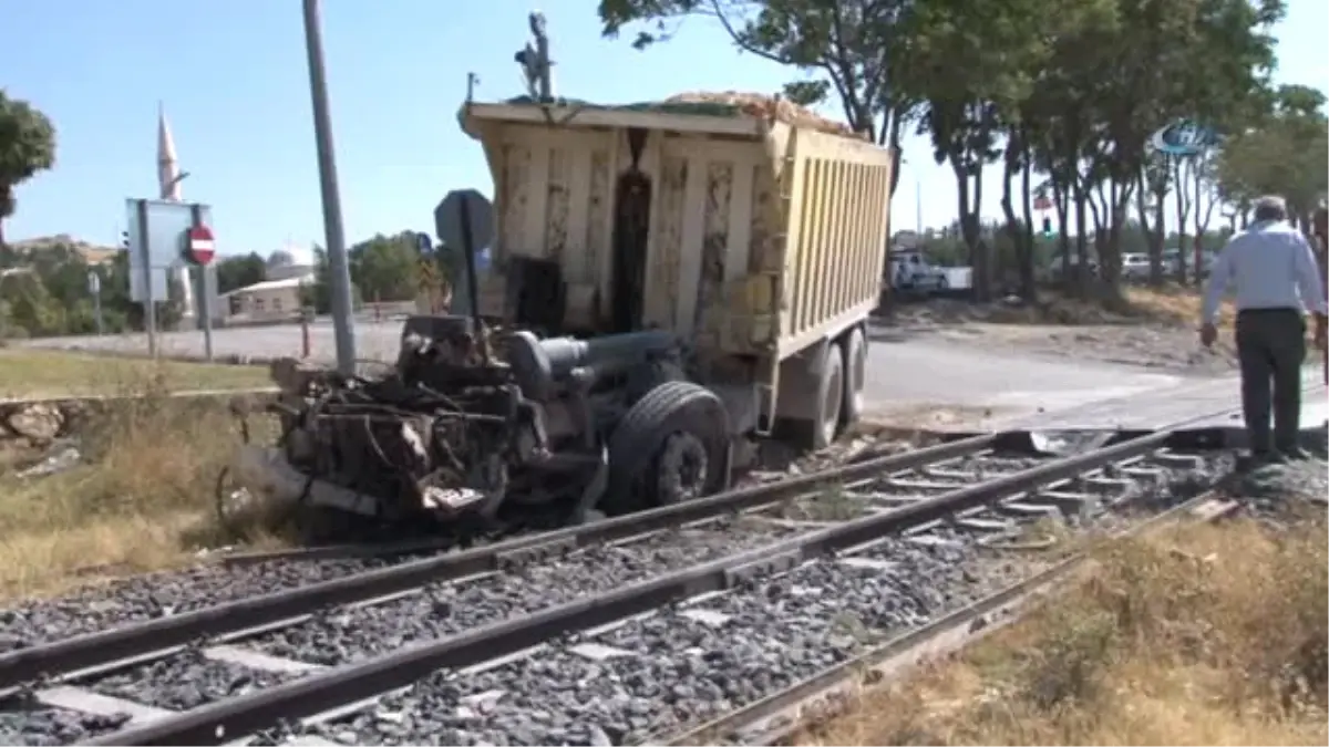 Freni Patlayan Kamyon Trene Çarptı: 1 Yaralı