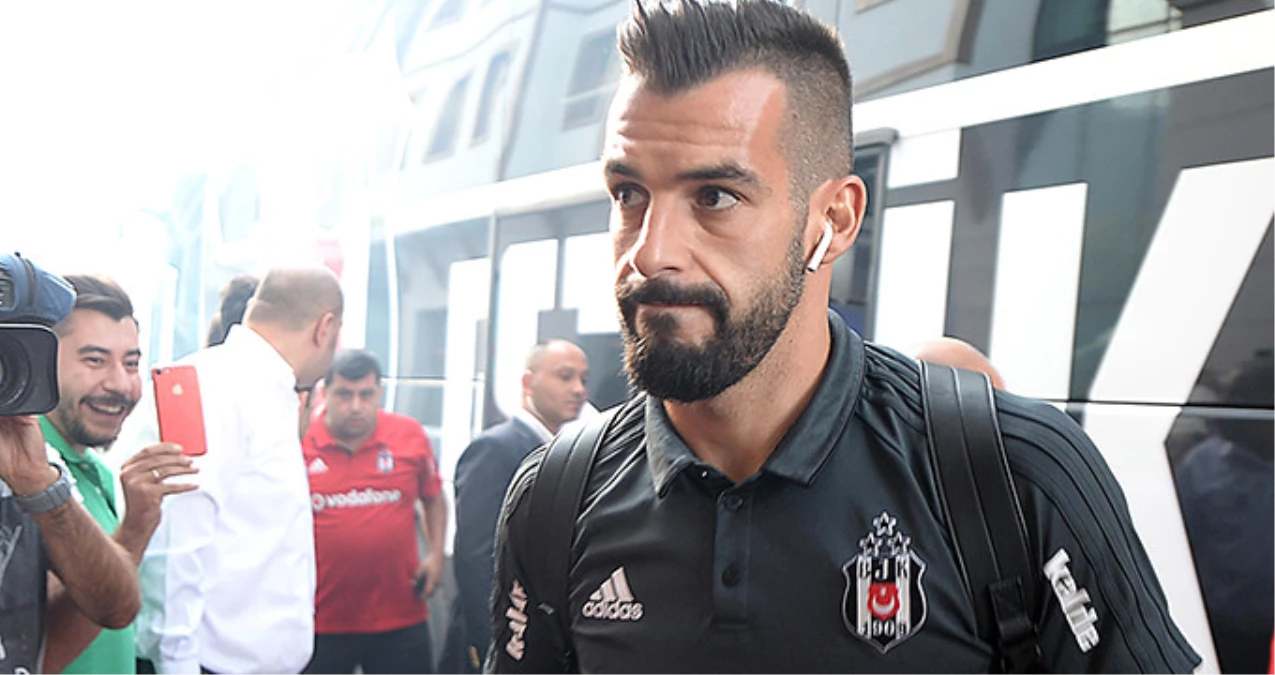 Galatasaraylı Futbolcu Linnes, Beşiktaşlı Negredo\'yla Dalga Geçti