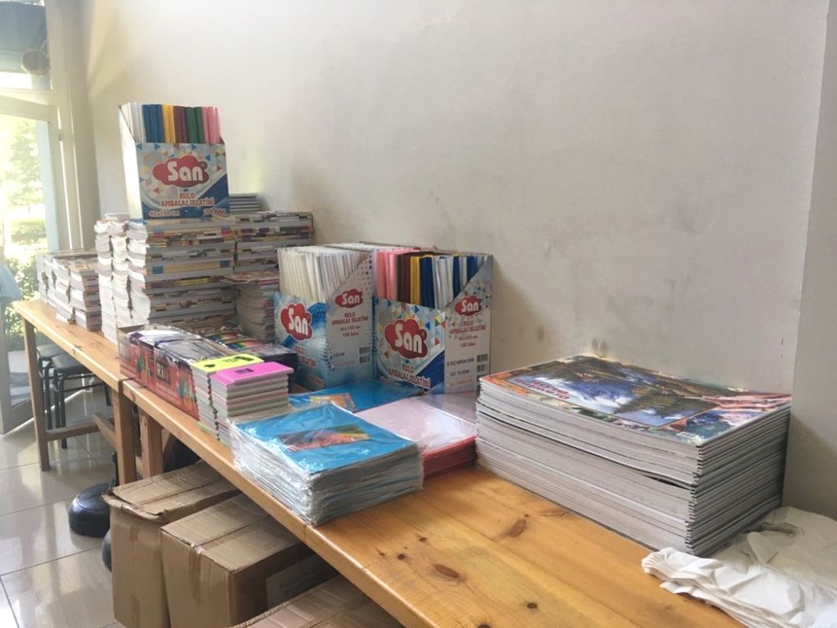 Halk Market Yüzlerce Çocuğa Kırtasiye Yardımı Yaptı