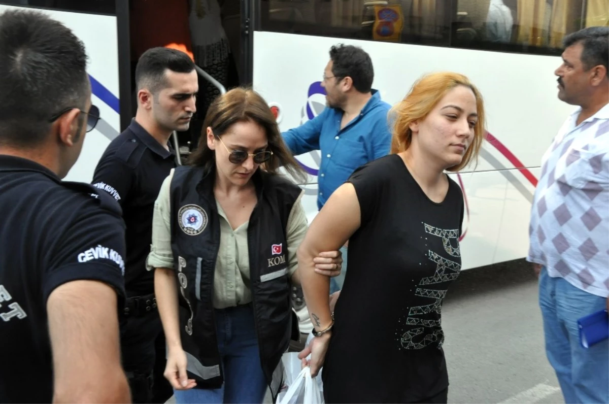 İzmir\'de Polislerin de Aralarında Bulunduğu Uyuşturucu Şebekesine Operasyon