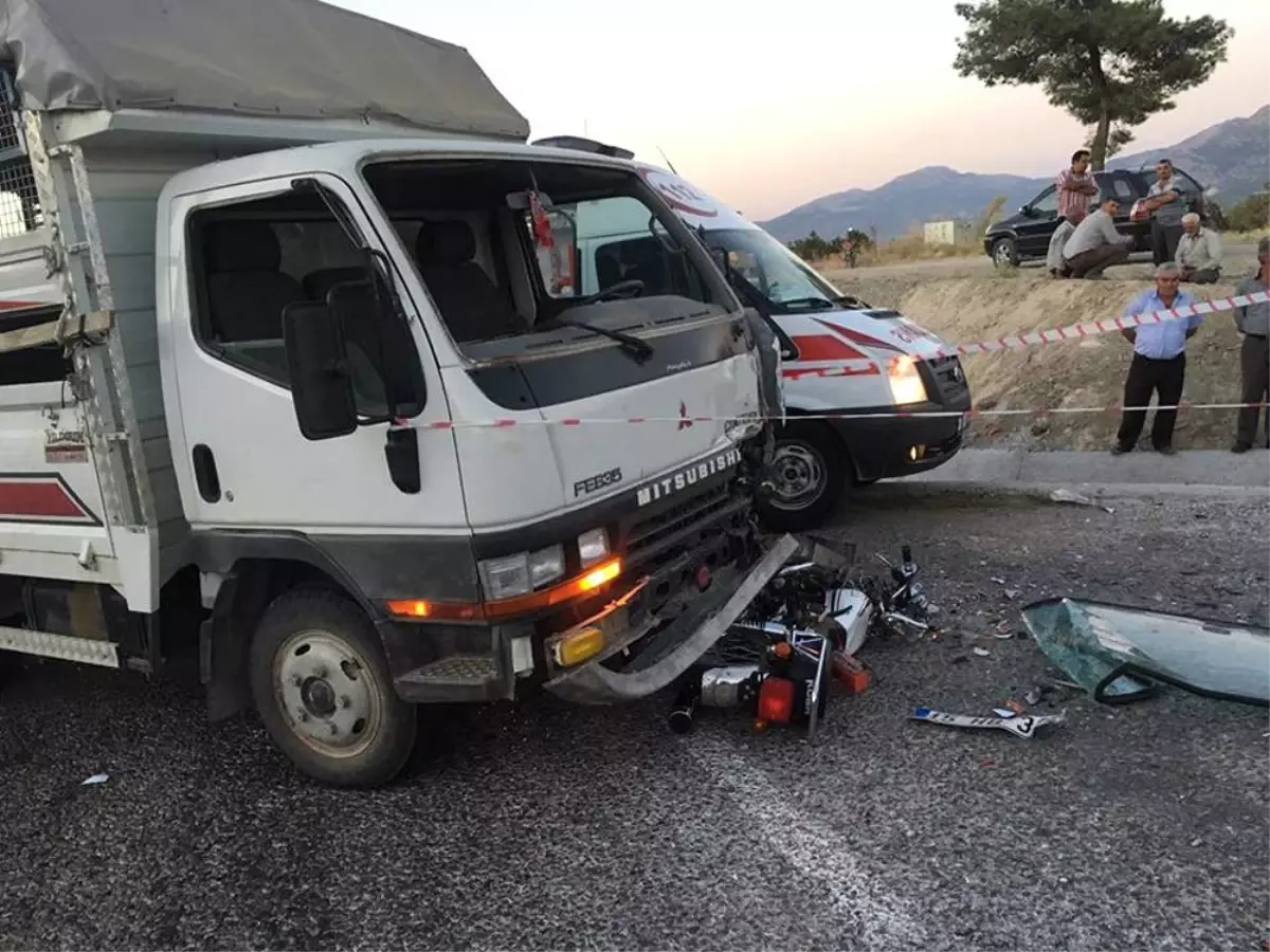 Kamyonet İki Motosiklete Çarptı: 2 Ölü