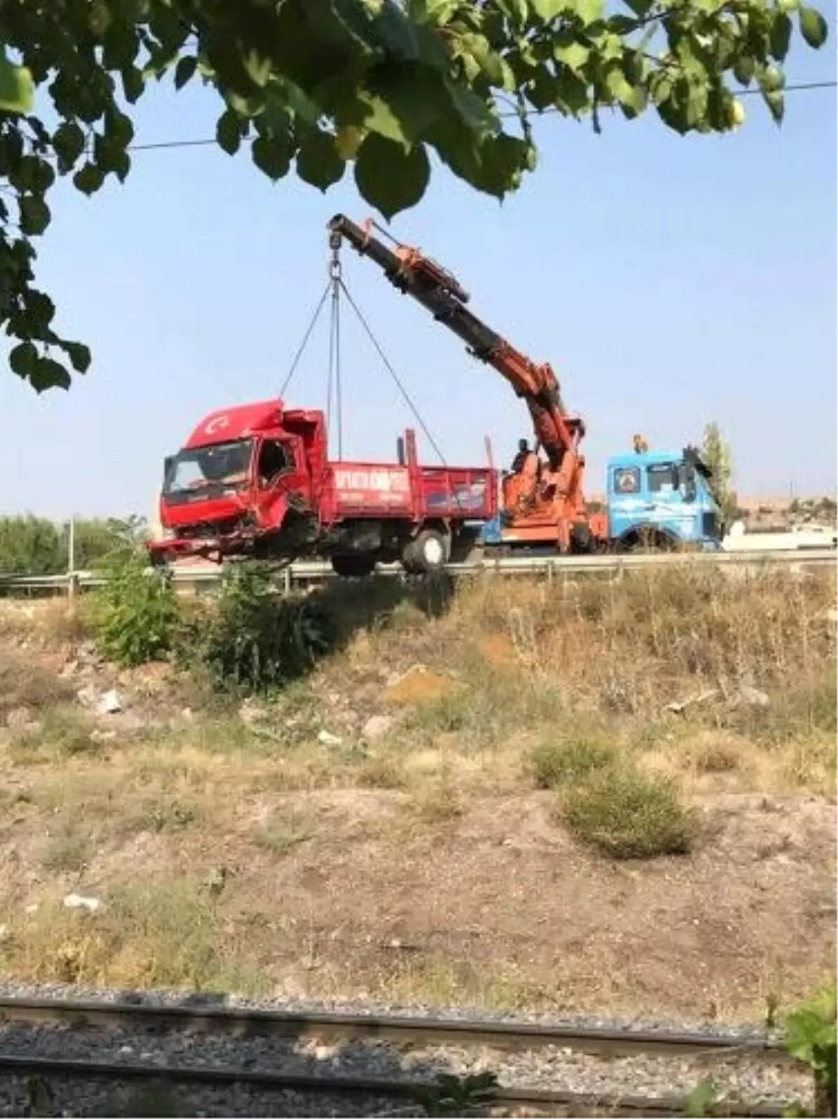 Kaza Yapan Kamyon Tren Yoluna Takla Attı: 1 Ölü