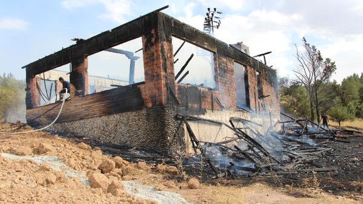 Ormanlık Alandaki Dağ Evi Yangında Kül Oldu