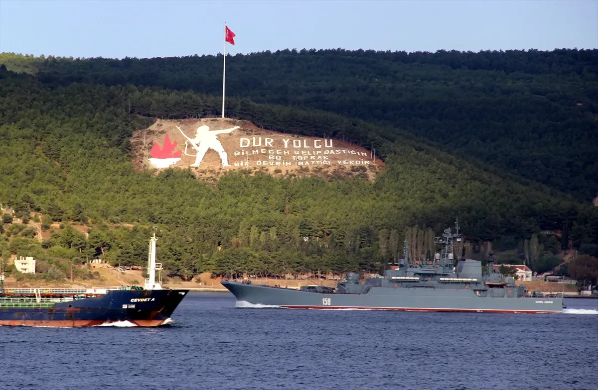 Rus Askeri Gemisi Çanakkale Boğazı\'ndan Geçti