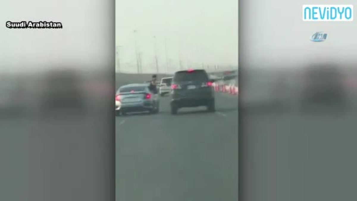 Tartıştığı Sürücüye Vurmak İsterken Yola Düştü
