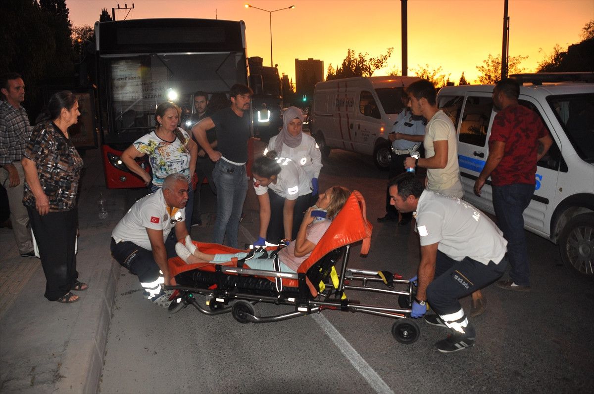Tır Belediye Otobüsüne Çarptı: 6 Yaralı