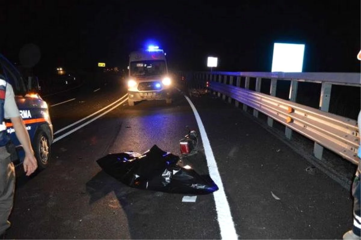 Tır\'ın Çarptığı Motosiklettekilerin Üzerinden Kamyonet Geçti: 2 Ölü