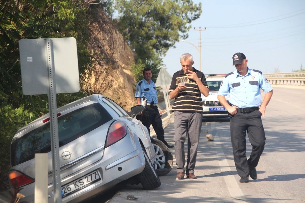 Virajı Alamayan Otomobil Karşı Şeride Geçti: 1 Yaralı