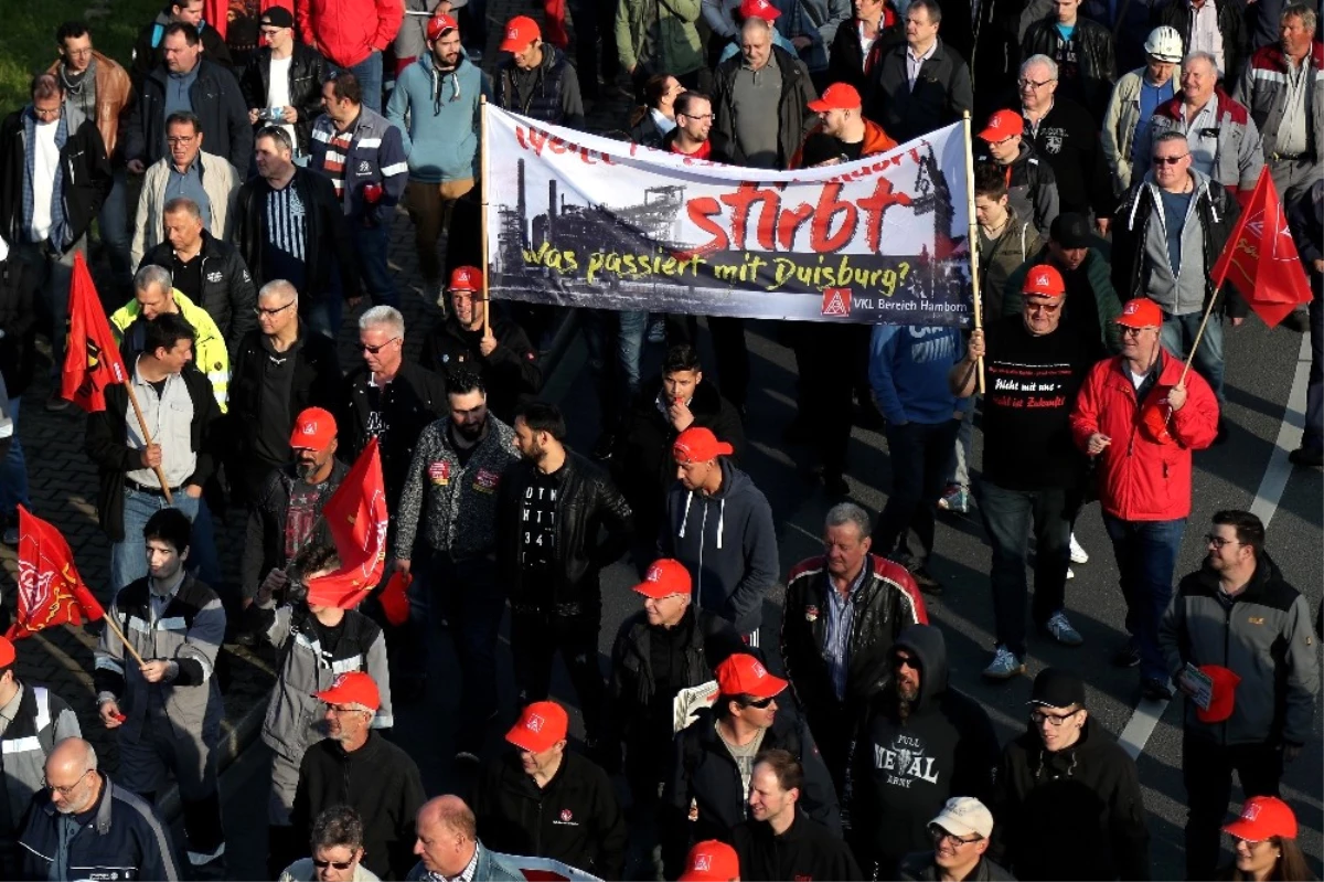 Alman Çelik İşçileri Birleşme Kararını Protesto İçin Yürüdü