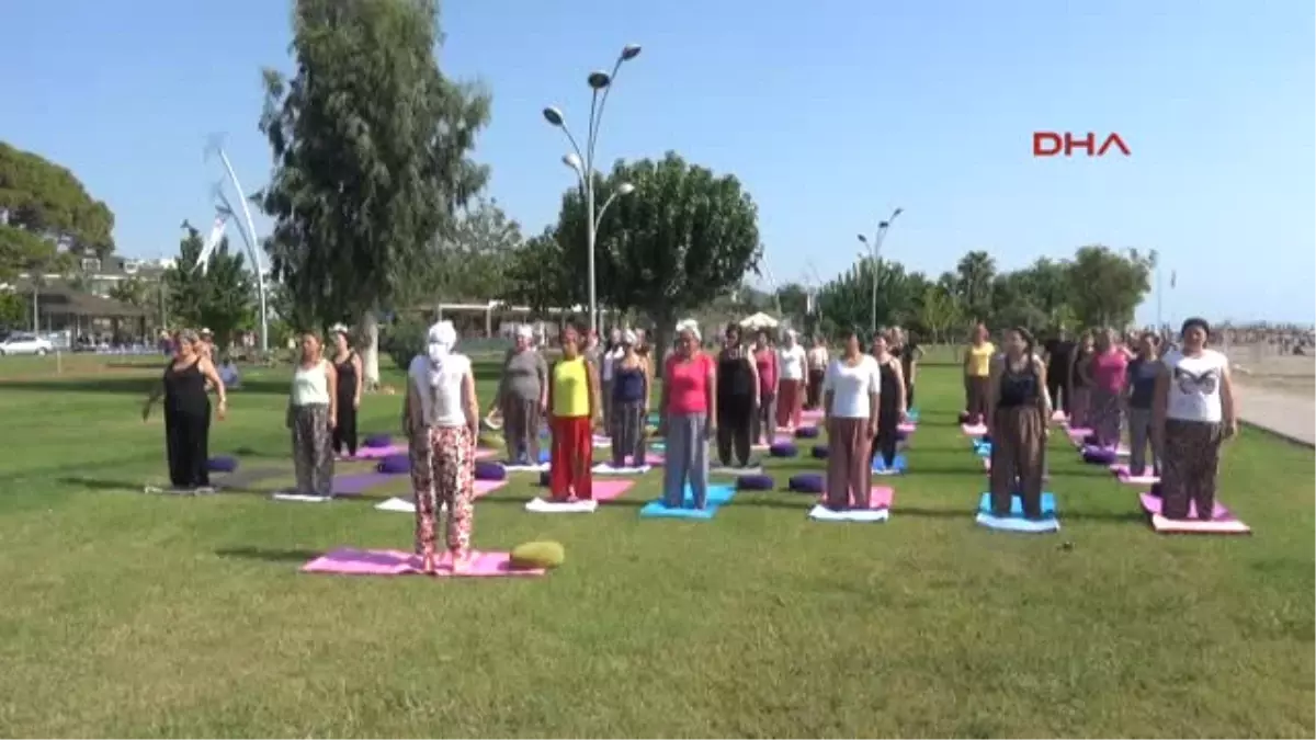 Antalya Kadınlar Şalvar ve Yemeniyle Sahilde Yoga Yapıyor