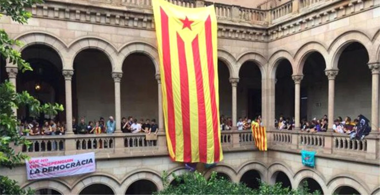 İspanya\'da \'Bağımsızlık Referandumu\' Gerginliği: Öğrenciler Üniversiteyi İşgal Etti