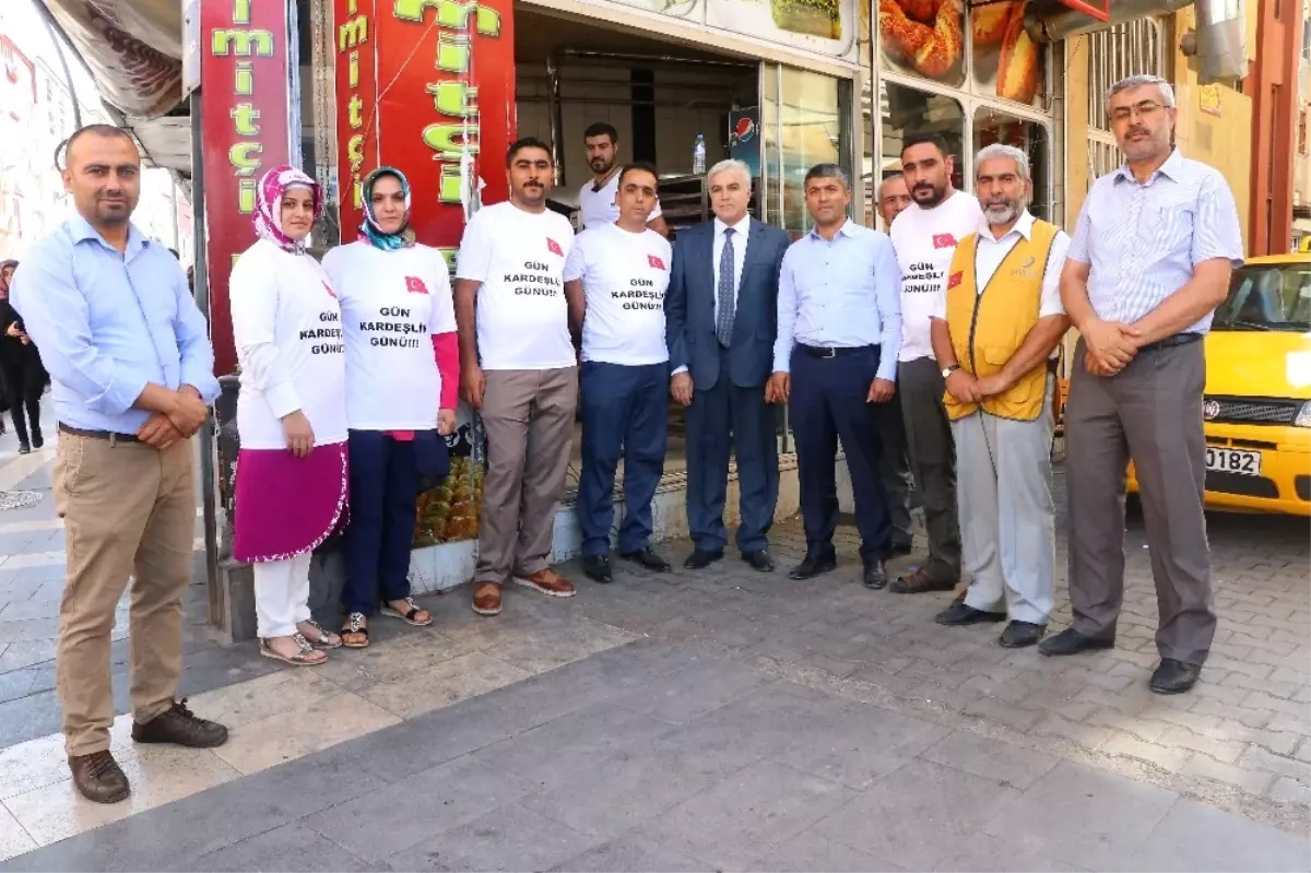 Bir Günlük Kazançlarını Arakanlılara Bağışladılar