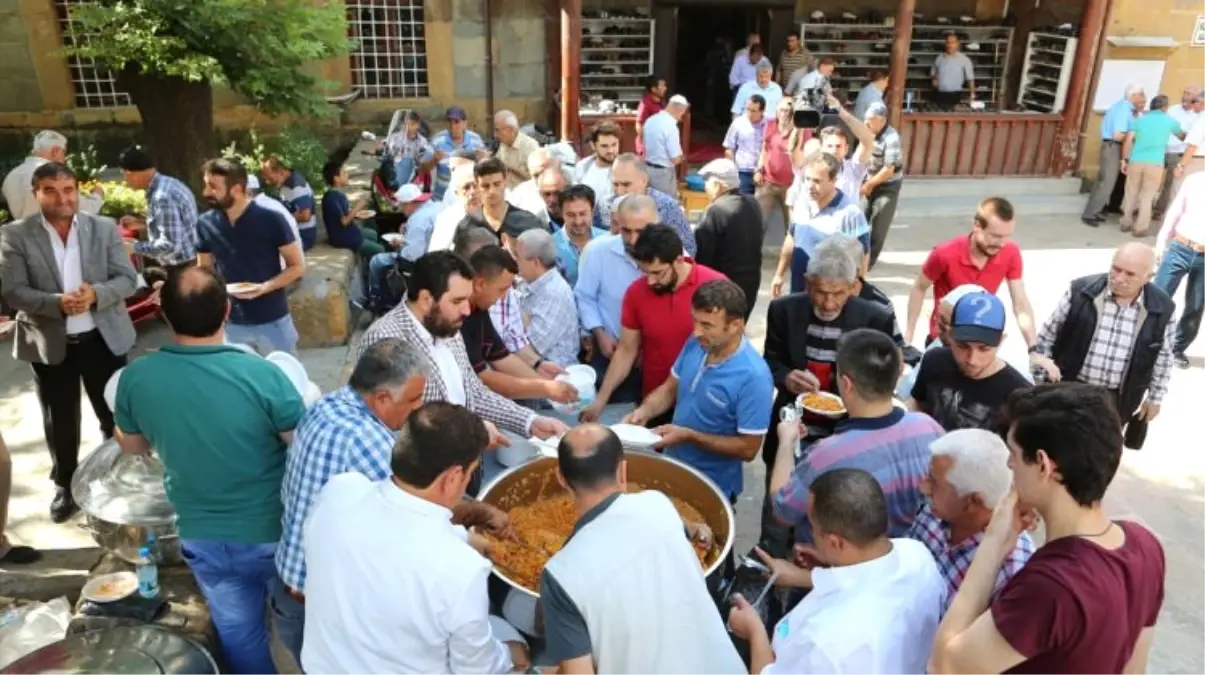 Cami Cemaatine Ahilik Pilavı İkram Edildi