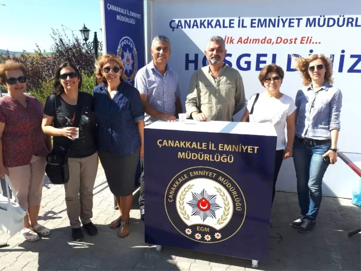 Çanakkale İl Emniyet Müdürlüğü Öğrencileri \' İlk Adımda, Dost Eli\' Standıyla Bilgilendirdi